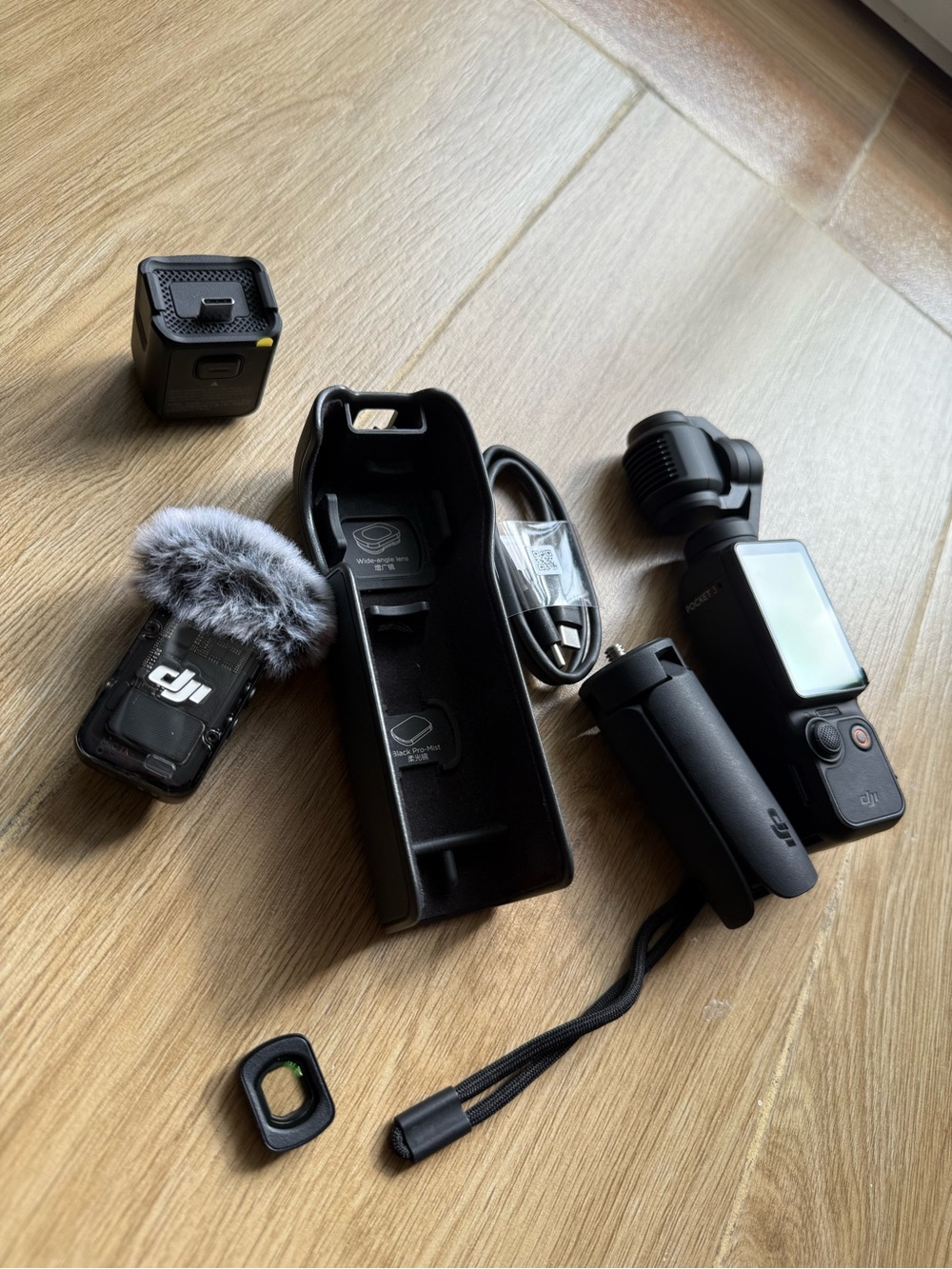 DJI Osmo Pocket 3 Camera Bundle - Black and Gray Accessories - Picture 3 of 4